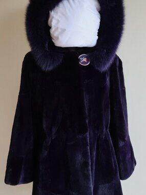 LIKE NEW Purple dyed Muskrat with detachable hood Size 10-12